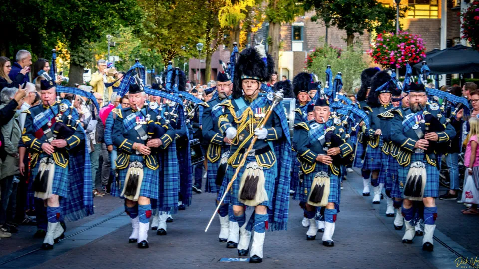 the royal air force waddington pipes and drums 00