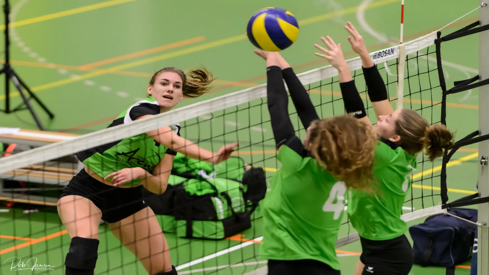 trivosdames korinda kant slaat door het sss blok