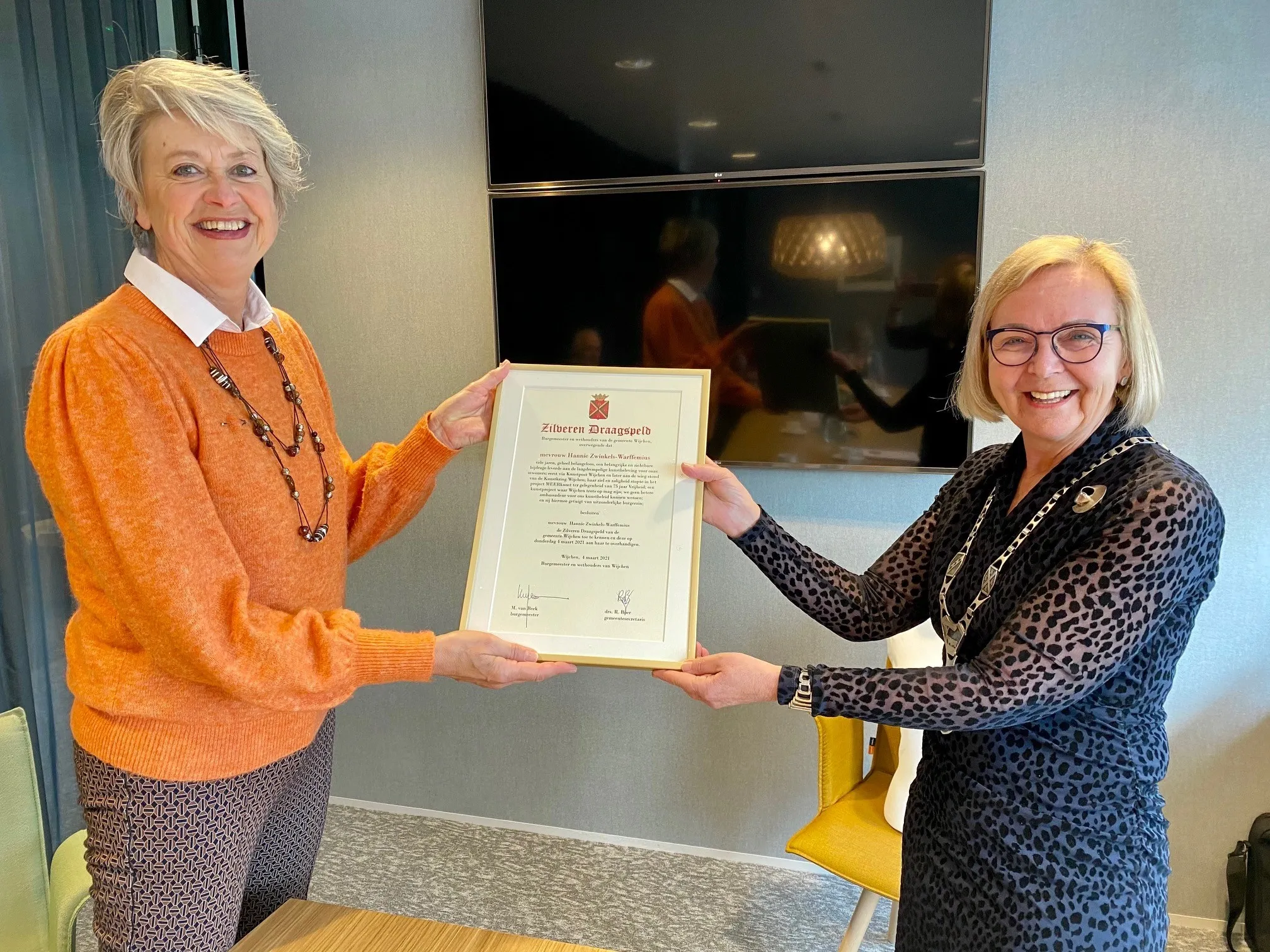 uitreiking mevrouw zwinkels warffemius samen met burgemeester m van beek oorkonde