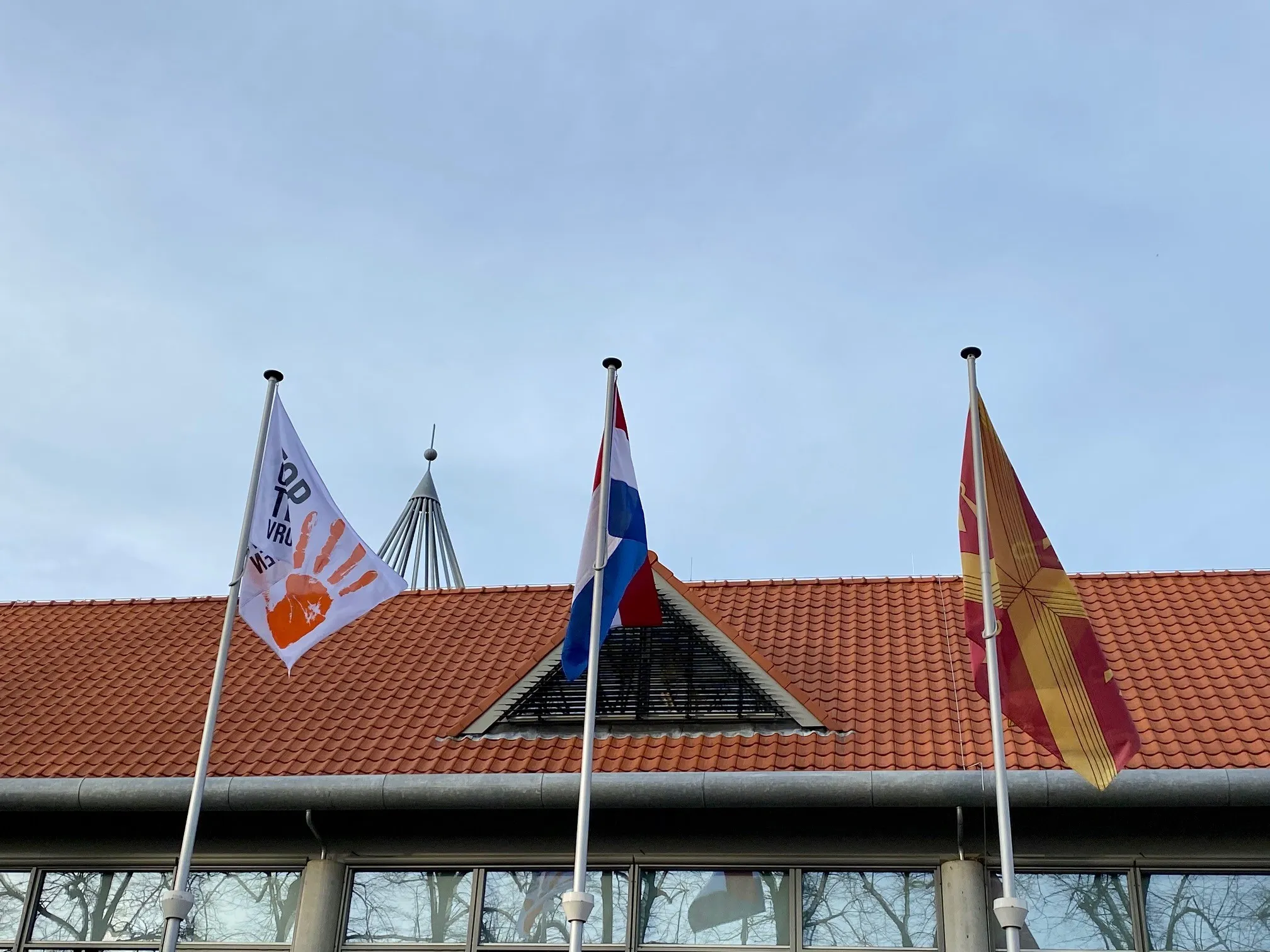 vlag gemeentehuis orange the world
