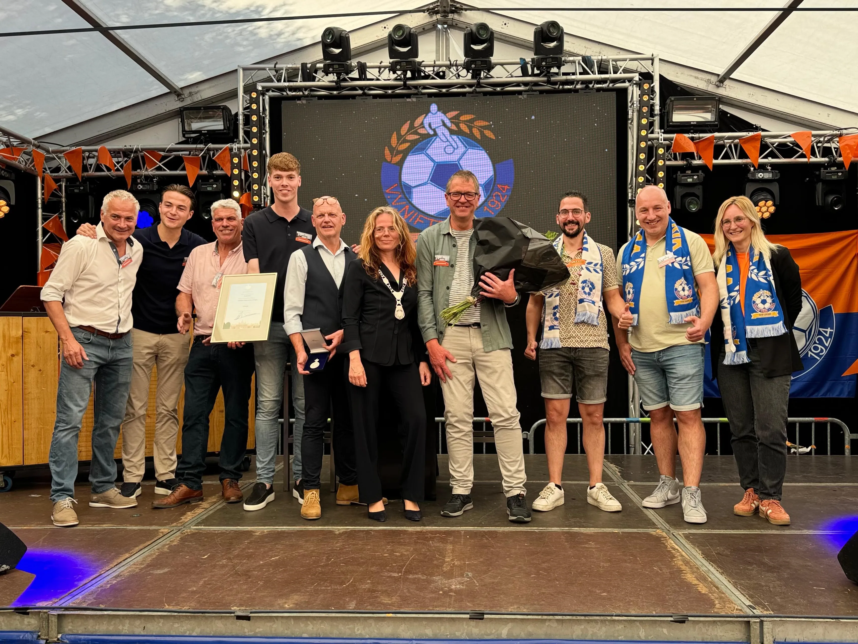 voltallig bestuur vv niftrik met burgemeester renske helmer englebert