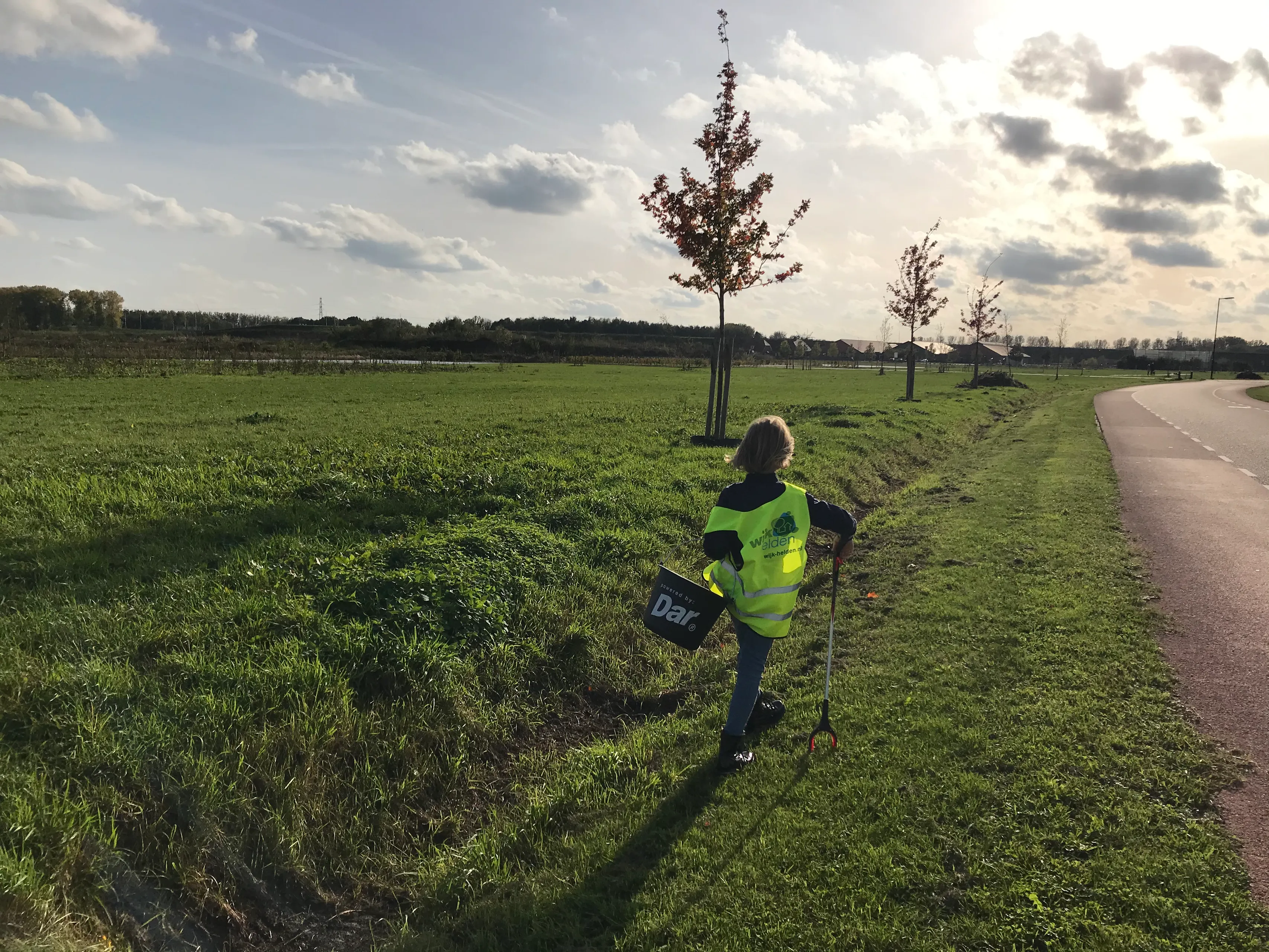 wijkheld ruimt zwerfafval op
