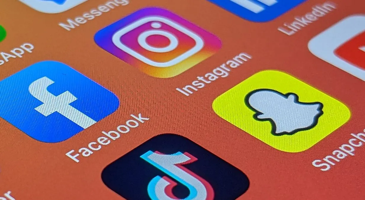 social media 6557345 19201