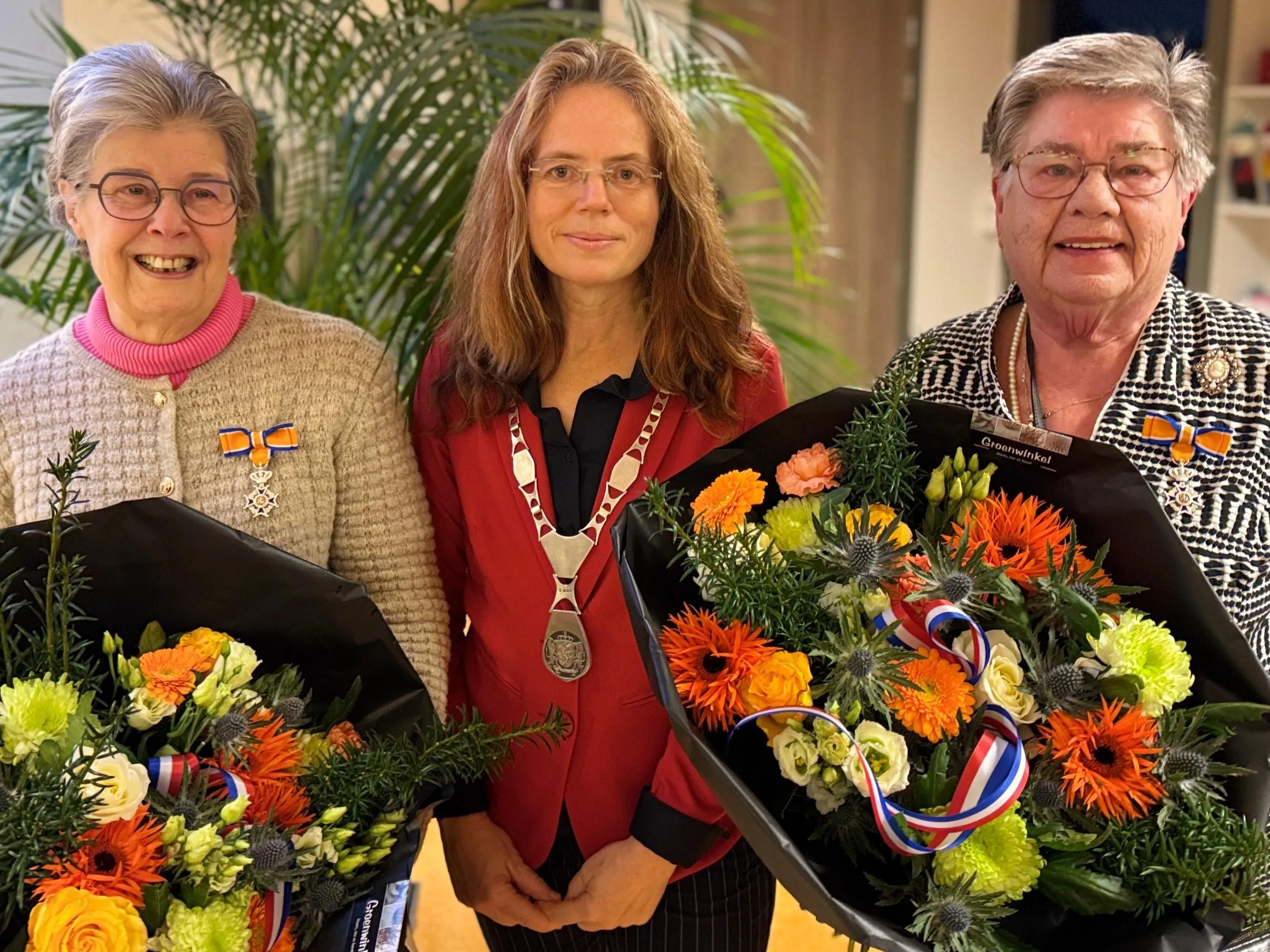uitreiking koninklijke onderscheiding 17 december mevrouw van den heuvel en mevrouw zweers
