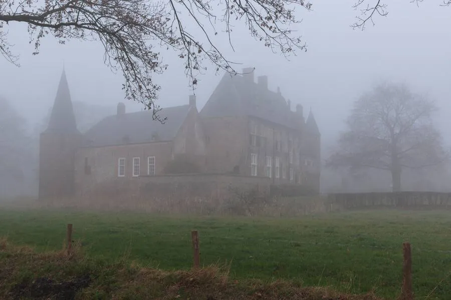 kasteel-Hernen-exterieur-mist