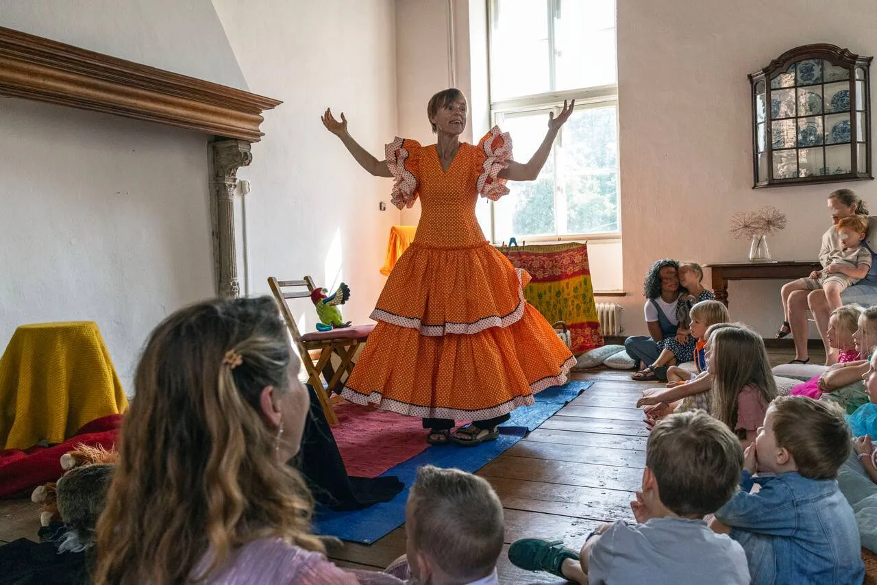 Theater-rode-maan-hernen-gele-jurk