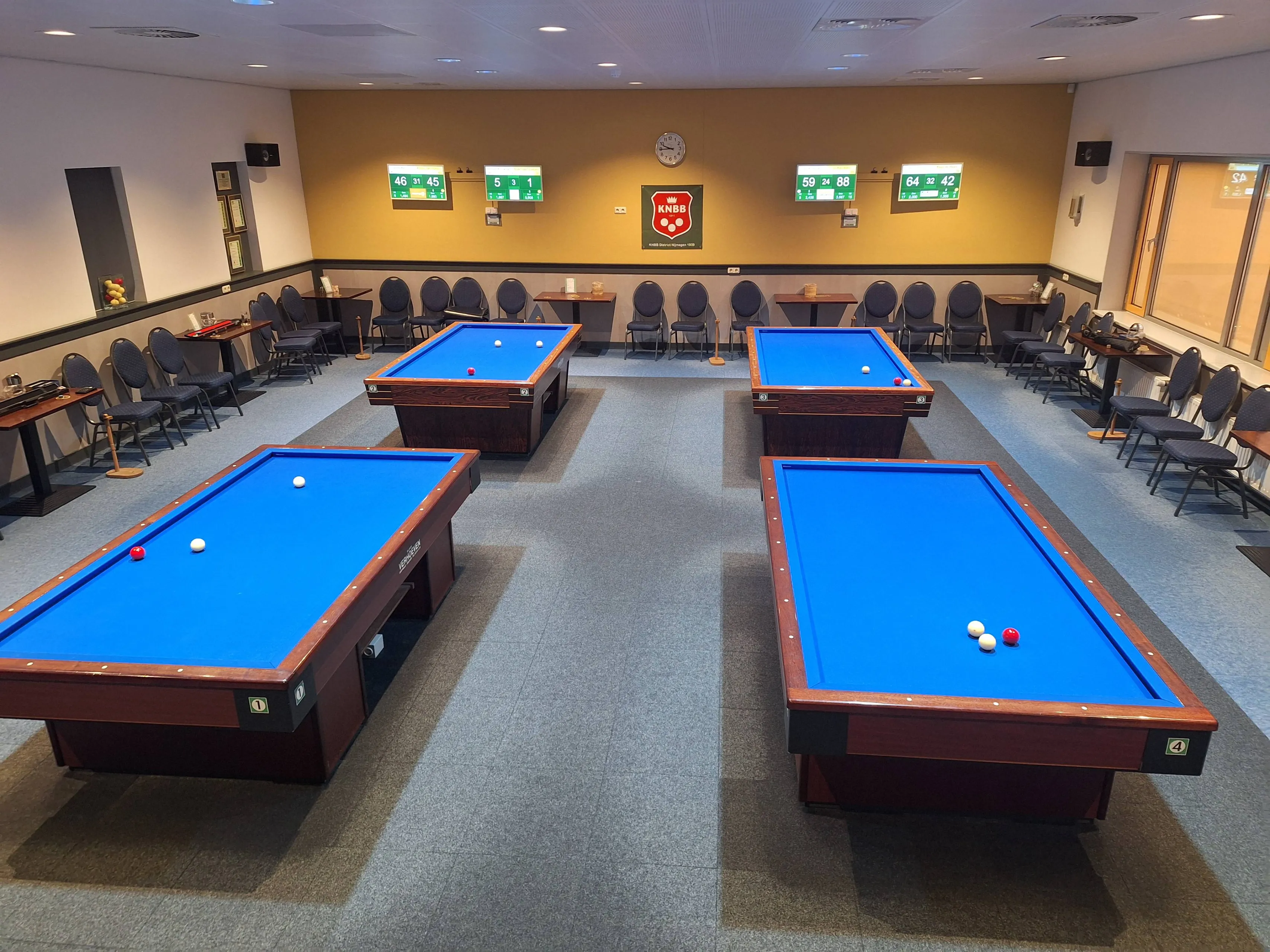 Biljarthome met nieuwe verlichting