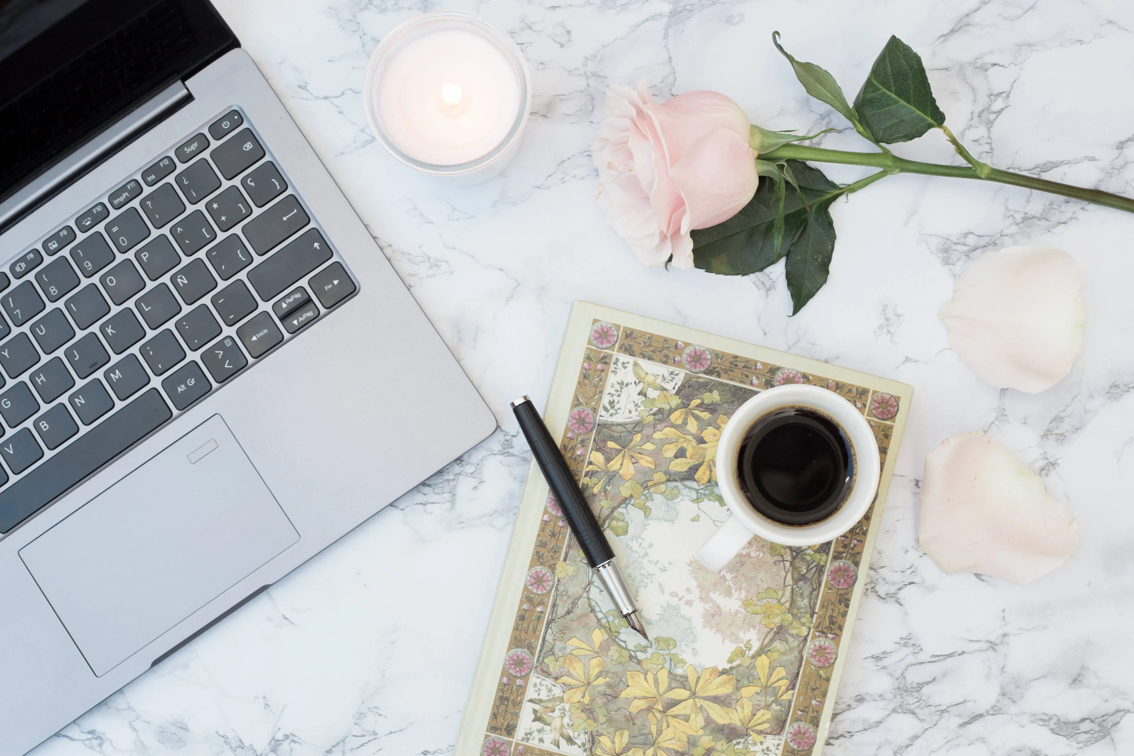 marble-desk-with-objects