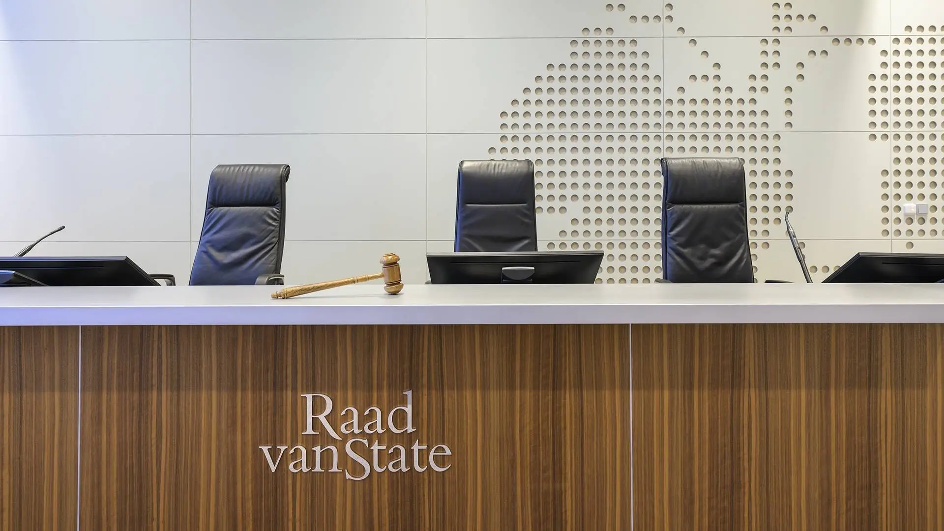 raad van state zittingszaal_met_hamer (1)