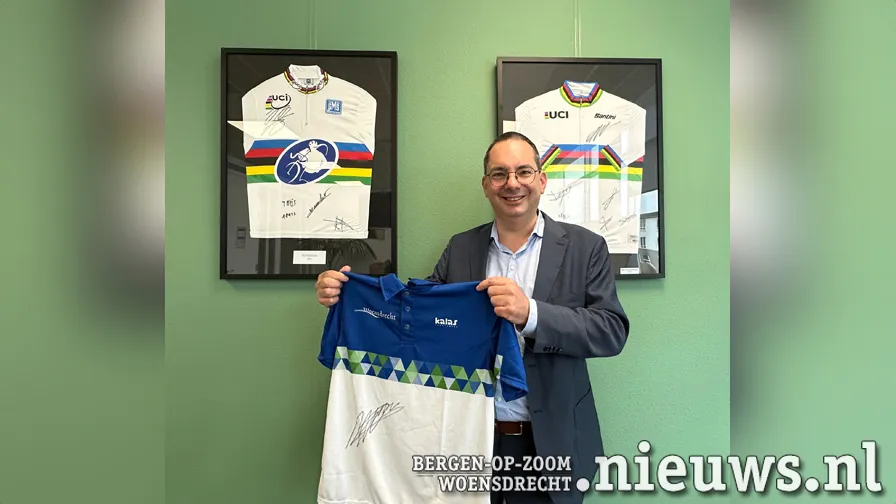 steven adriaansen met gesigneerd wielershirt