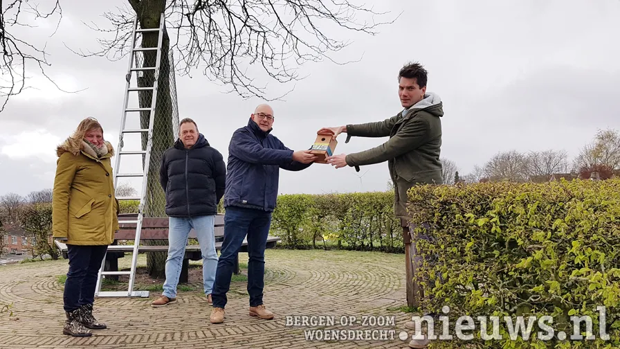 wethouder van agtmaal en dpf woensdrecht met nestkastje