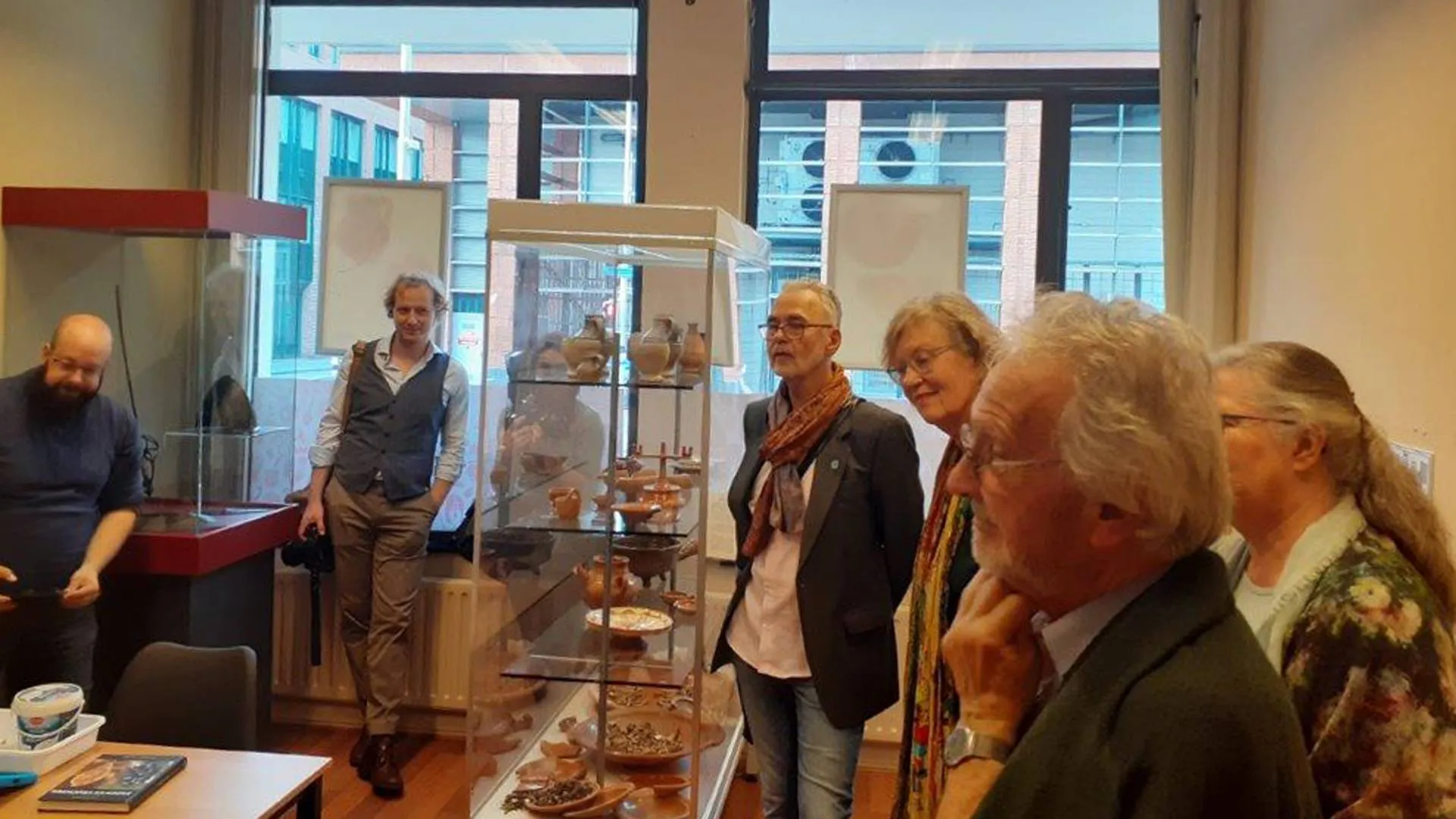 ArcheoHotSpot BoZ interieur met belangstellenden gecomprimeerd