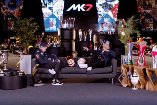 Verstappen en ricciardo op de bank red bull 2018jpg