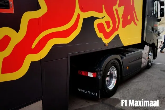 RedBull fabriek milton keynes vrachtwagen paddockjpg