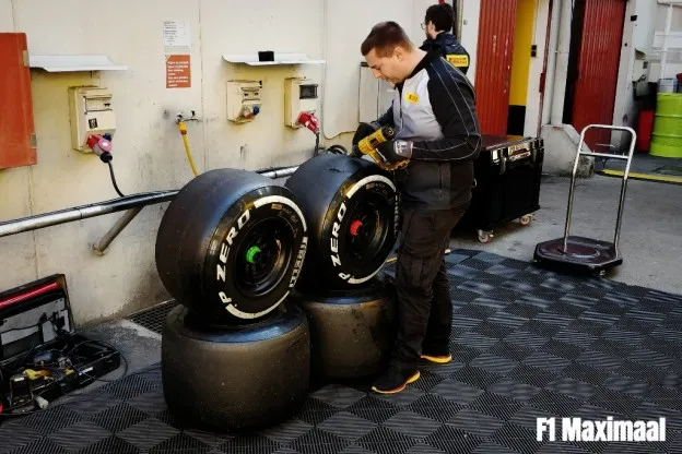 Pirelli banden f1 bandenwarmers medium c1 c2 witjpg