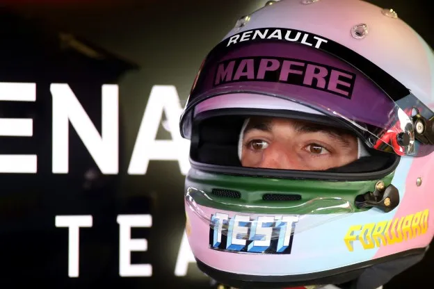 renault testhelm ricciardo barcelonajpg