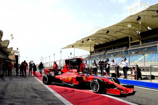 Mick Schumacher Ferrari testdag 1 Bahrein pitstraatjpg