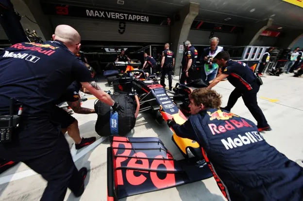 Monteurs duwen Verstappen Chinajpg
