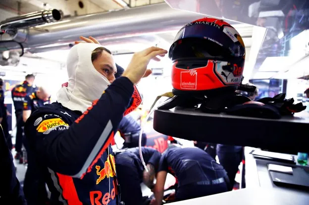Gasly pakt helm Chinajpg