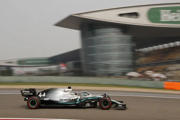 Hamilton op de baan Chinajpg