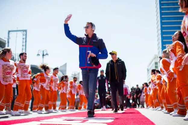 kvyat zwaaien bakujpg