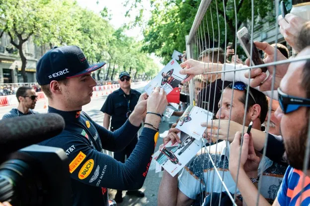 Verstappen 2019 Hongarije fans handtekeningjpg
