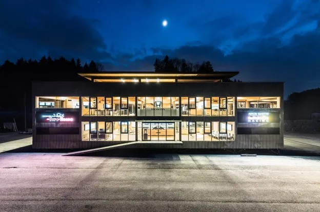 red bull holzhaus motorhome hout toro rosso 03jpg