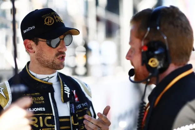grosjean baku azerbeidzjan zonnebril praten monteur gridjpg