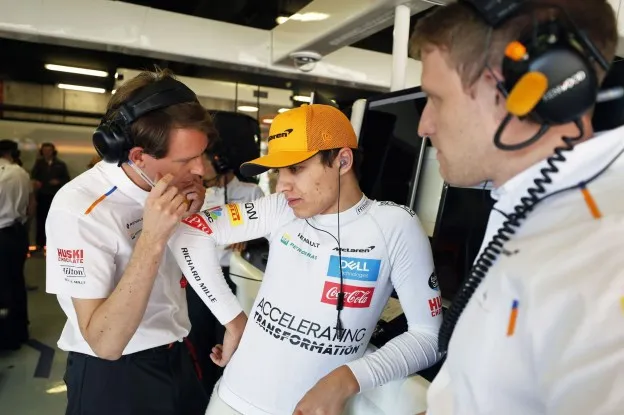 lando norris pitbox mclaren engineer garage spanje barcelonajpeg