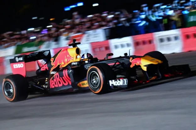 David Coulthard hanoi 2019 muziekinstrument red bull rb7jpg