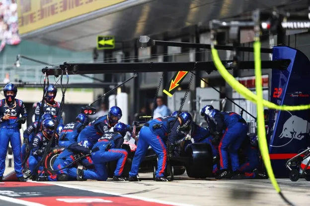 Albon pitstop Hondajpg