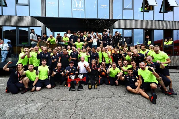 AP 213ATT1192111 news1jpg