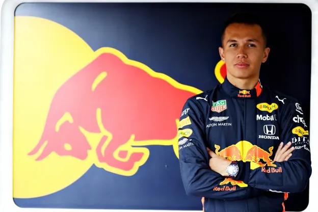 Alexander Albon serieusjpg