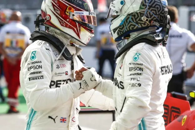 Hamilton Bottas handen schuddenjpg