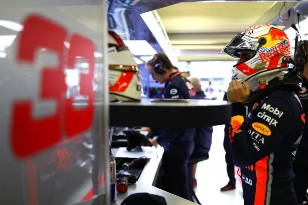 Verstappen pitboxjpg