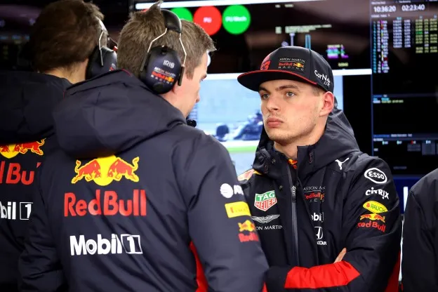 Verstappen en engineer barcelona test 2020jpg