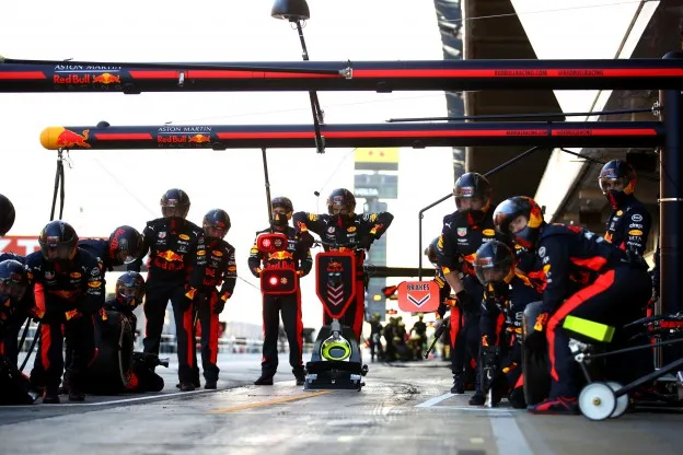 Monteurs Redbull bij pitstopjpg