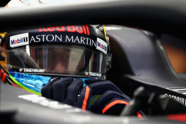 Aston martin helm ricciardojpg