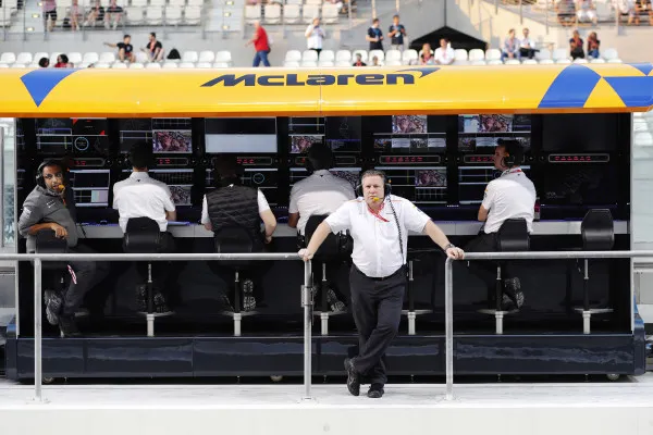 Zak Brown pitstraat mclarenJPG