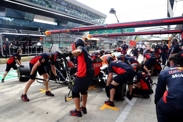 Red Bull pitcrew garage RB16jpg