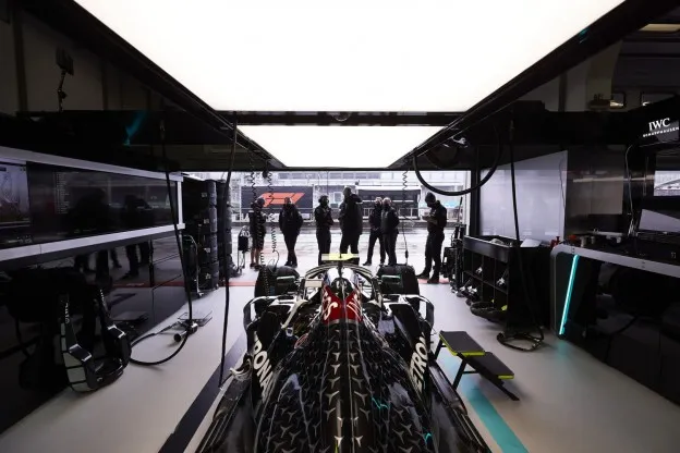 Mercedes pitstraatjpg