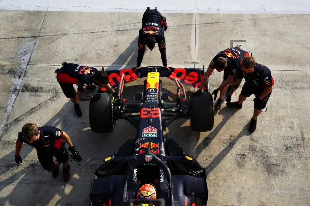 Verstappen met monteurs Imola 2020jpg