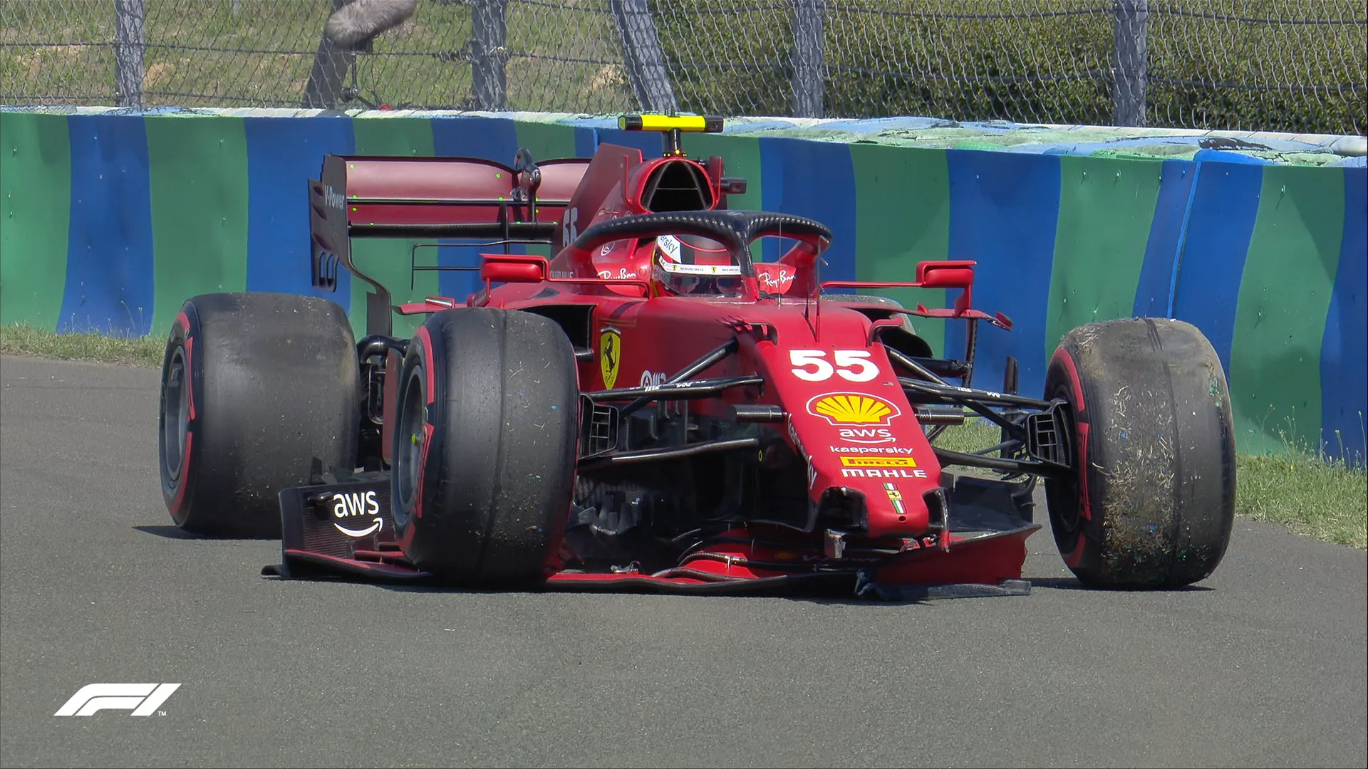 Q2 crash Sainz Hongarije
