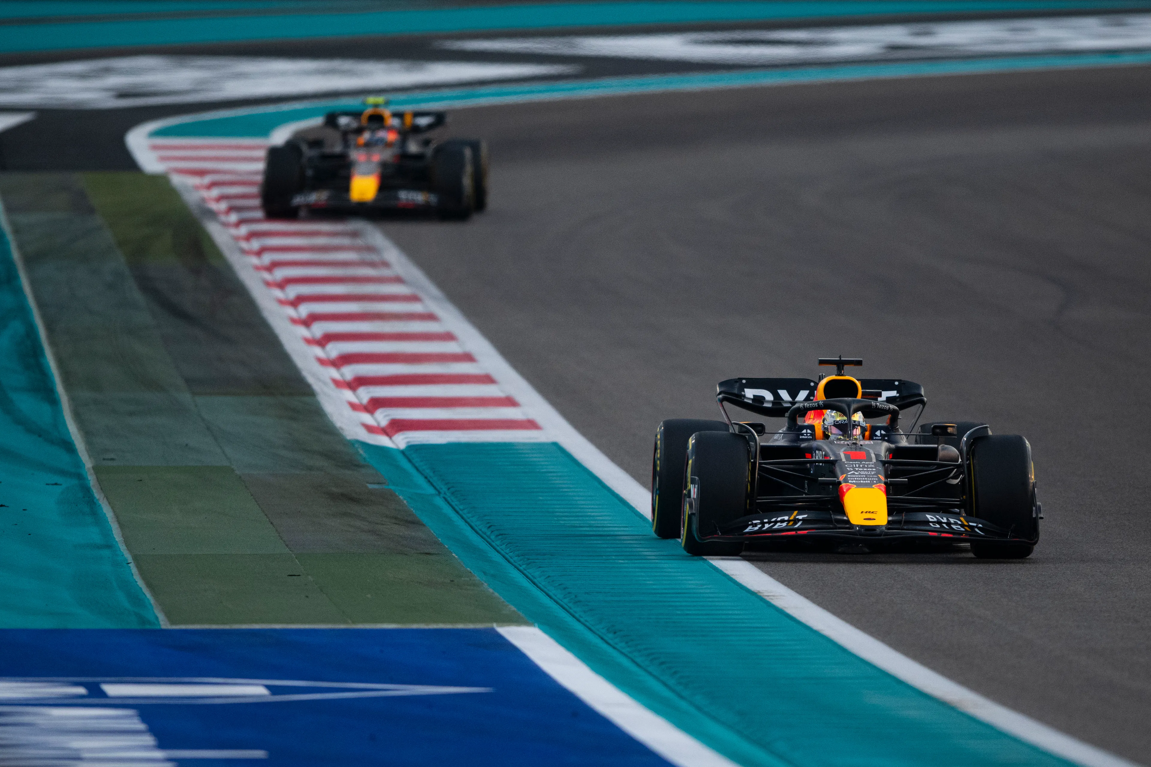 max verstappen sergio perez rb18 red bull racing f1 gp abu dhabi 2022