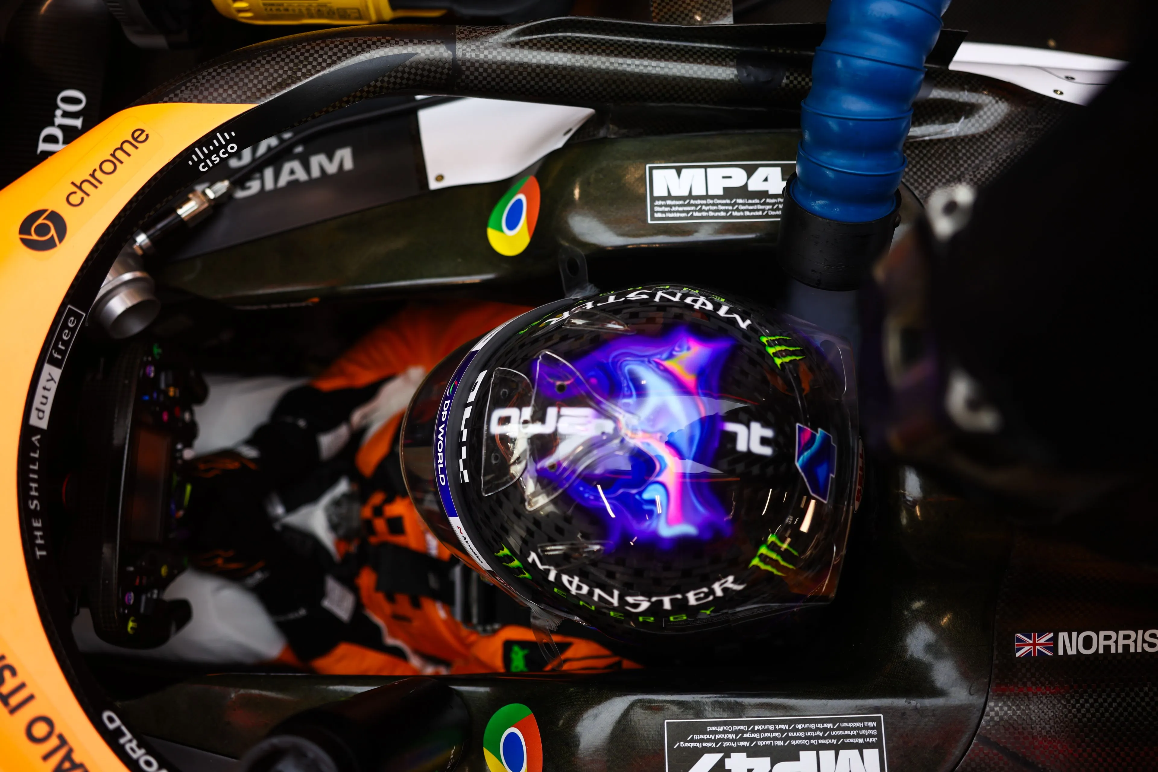 singapore mclaren vrijdag livery lando norris 15 helm
