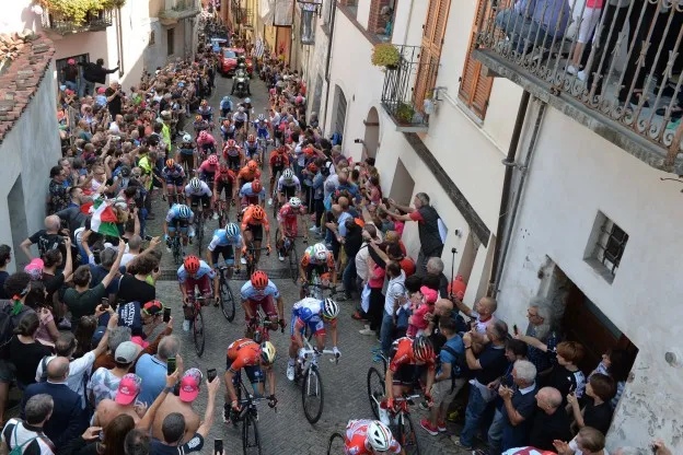 Sirotti peloton klimmen Giro Pinerolo algemeenjpg