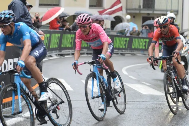 Sirotti Richard Carapaz roze Giro regenjpg