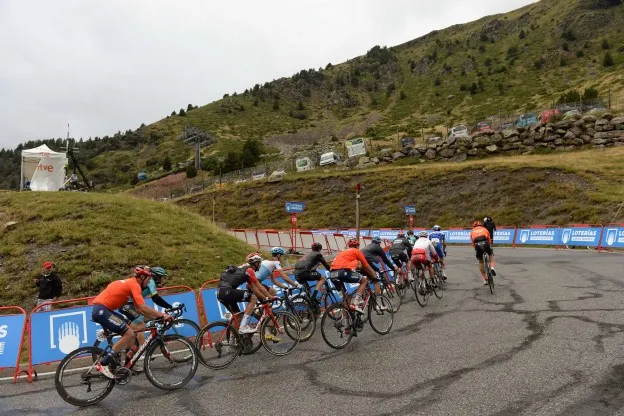 Sirotti algemeen peloton klimmen Cortals d’Encampjpg