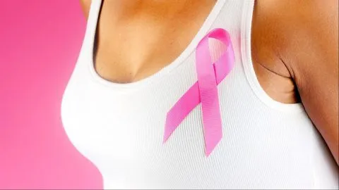 roze lintje voor goede borstkankerzorg foto istockf1578303947