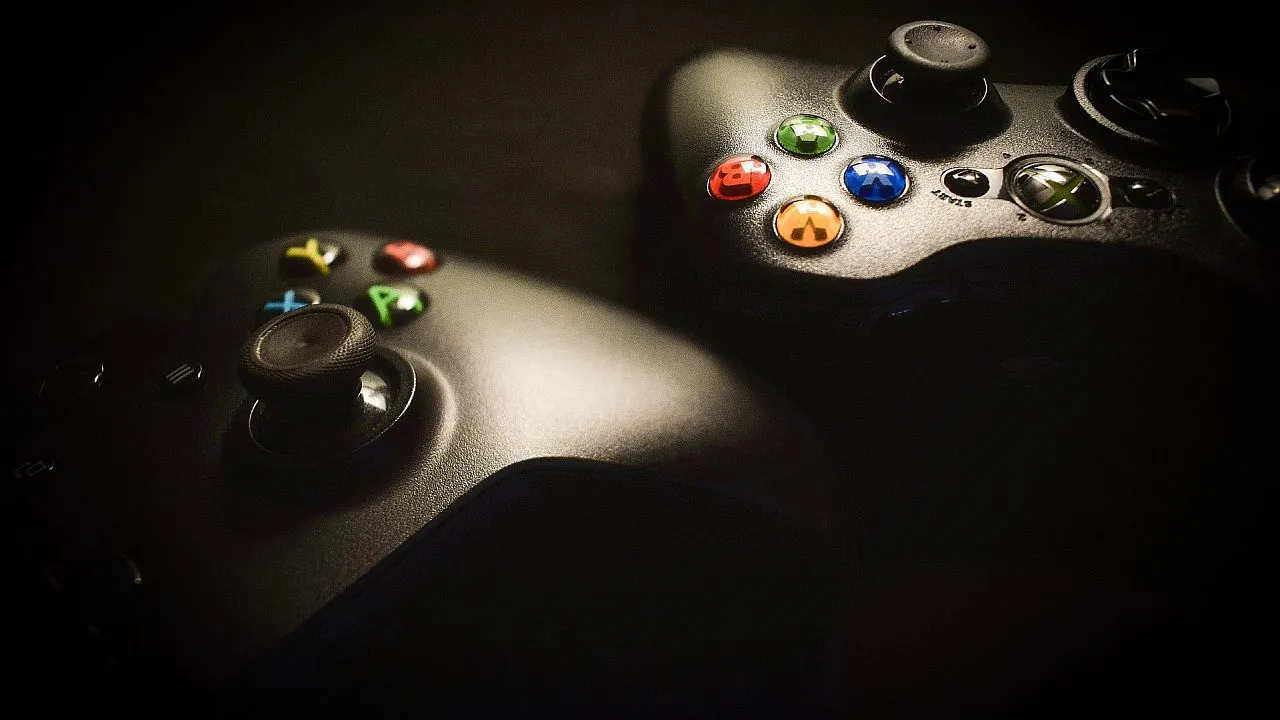 2 xbox controllersf1631176153